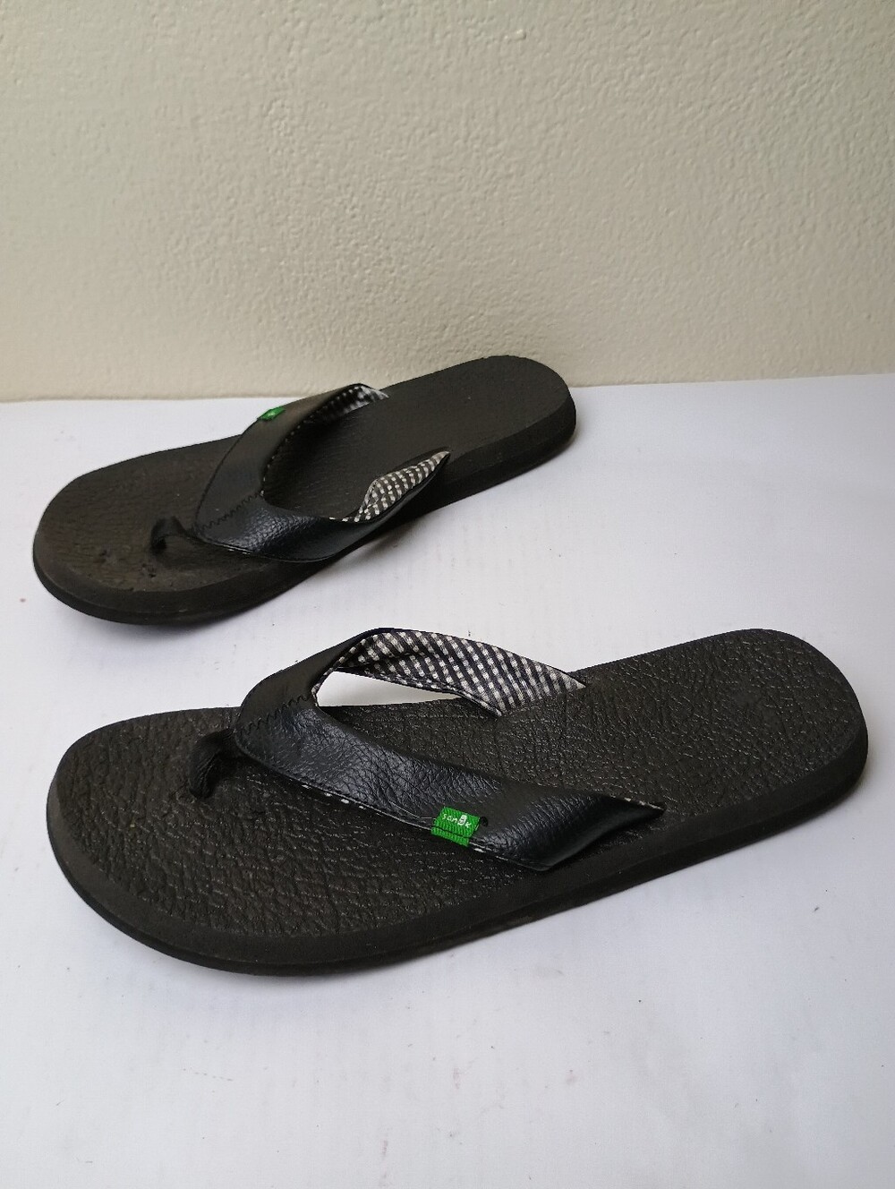 Sanuk 10 Yoga Mat Black Flip Flops with Black-and-White Check Strap